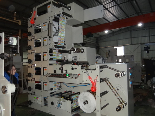 डाई कटिंग सिस्टम के साथ हाई स्पीड लेबल फ्लेक्सो प्रिंटिंग मशीन, 220V/380V/कस्टमाइज़ वोल्टेज, 30kw सकल पावर