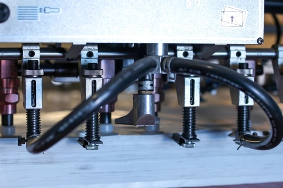 माइक्रो एम्बॉस मशीन 220V 380V 440V 415V स्वचालित धातु एम्बॉसिंग मशीन